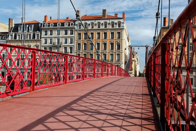 sur la passerelle rouge de Lyon