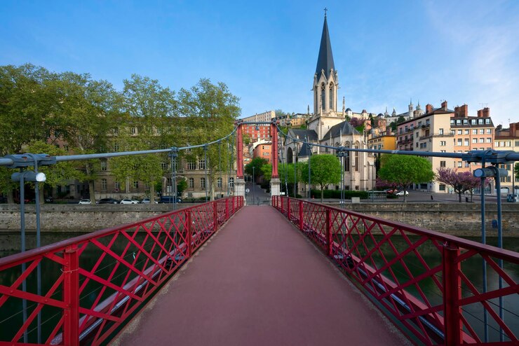 Photo gratuit passerelle rouge sur la saône le matin