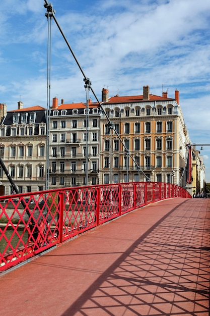 Sur la passerelle rouge