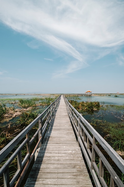 passerelle vers le lac