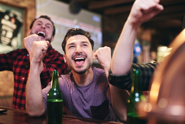 Photo gratuite passionné de football fan serrant le poing