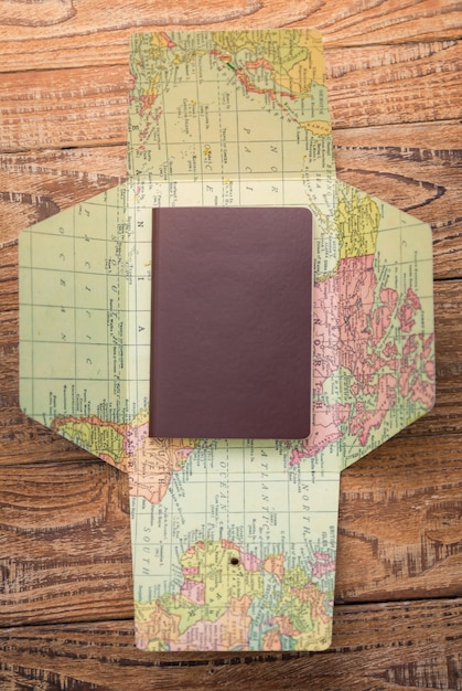 Photo gratuite passport sur une carte du monde vu d'en haut