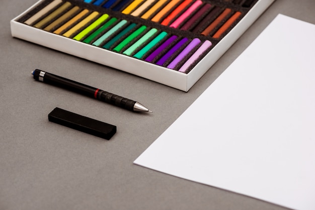 Pastel coloré, stylo, papier sur tableau gris
