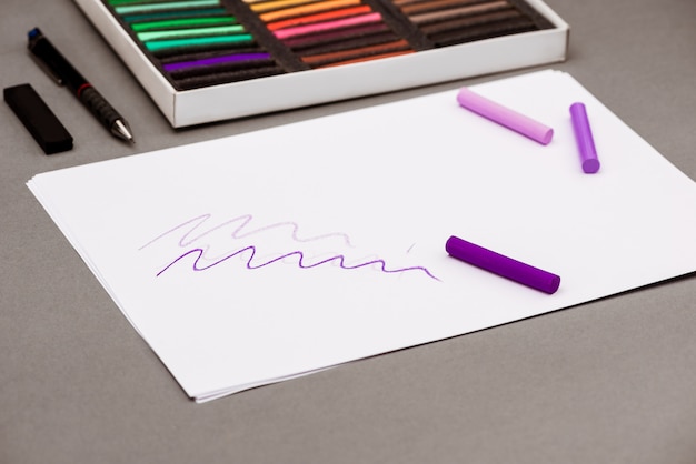 Pastel coloré, stylo, papier sur tableau gris