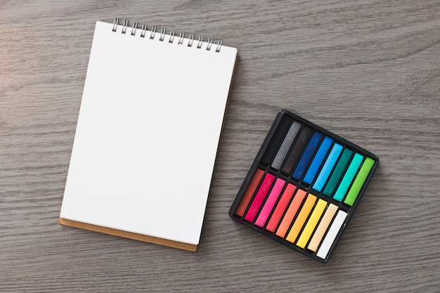 Pastel près du carnet de croquis