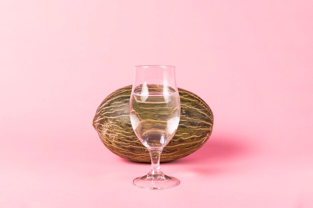 Pastèque derrière un verre d'eau