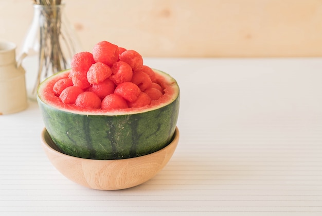 Pastèque fraîche sur table