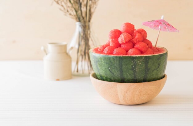 Pastèque fraîche sur table