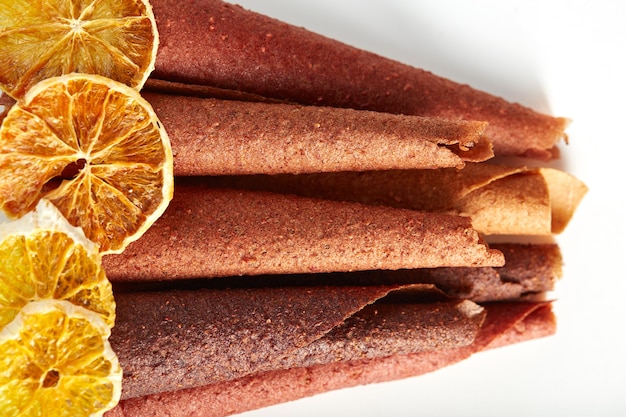 Photo gratuite pastille aux fruits et baies et orange savoureuse séchée