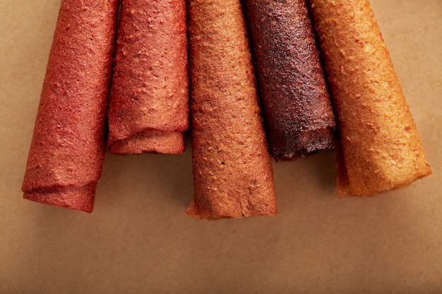 Photo gratuite pastilles aux fruits savoureux de différentes couleurs avec des baies juteuses