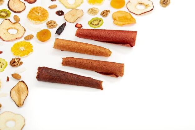 Pastilles aux fruits soigneusement empilés de différentes couleurs et noix