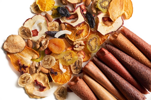 Photo gratuite pastilles aux fruits soigneusement empilés de différentes couleurs et noix