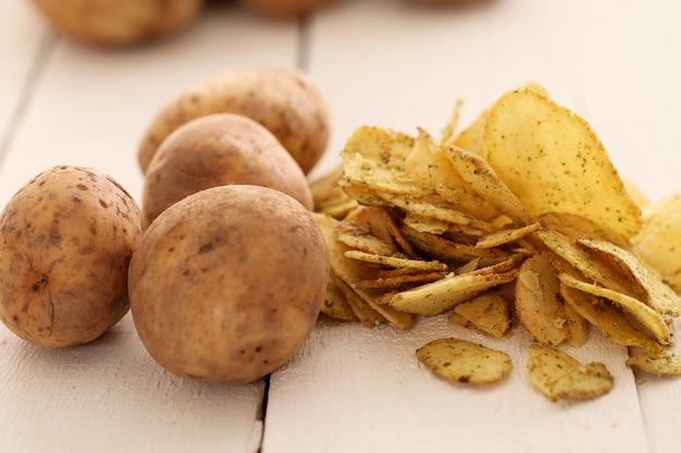 Patates et frites rustiques non pelées