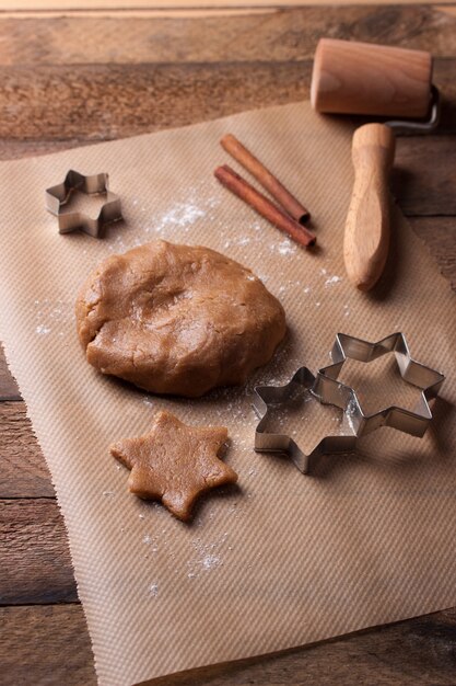 Pâte à biscuits avec des éléments décoratifs