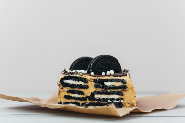 Pâte à biscuits fraîche sur papier brun