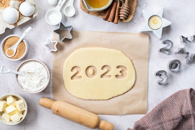 Pâte à biscuits maison sous forme de nombres 2023 Le concept de cuisson pour le Nouvel An et Noël