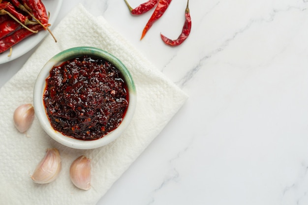 Pâte de chili dans un petit bol en céramique