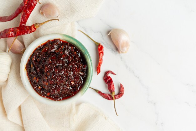 Pâte de chili dans un petit bol en céramique