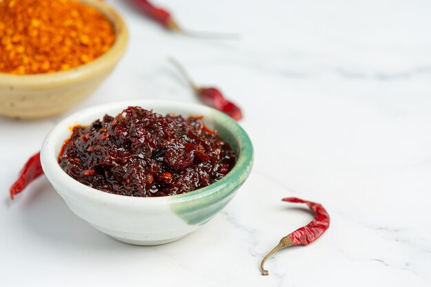 Pâte de chili dans un petit bol en céramique