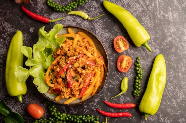 Pâte de curry sautée avec pousses de bambou et porc haché