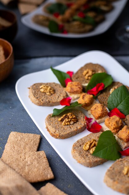 pâté avec des feuilles conçu pâté de légumes à l'intérieur de la plaque blanche