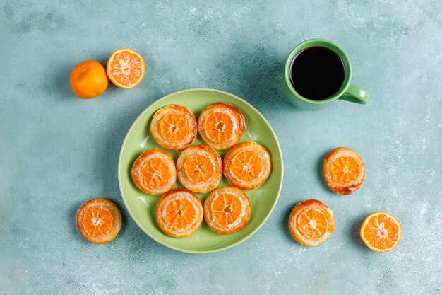 Pâte feuilletée maison avec des tranches de mandarine.