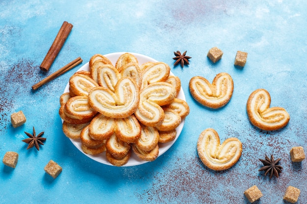 Photo gratuite pâte feuilletée palmier. délicieux cookies palmier français avec du sucre, vue de dessus.