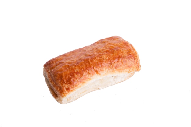 Pâte feuilletée et savoureuse isolée sur fond blanc. Snack délicieux