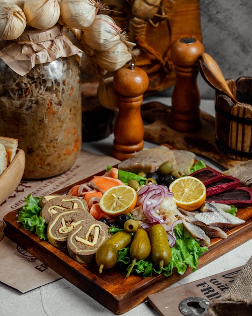 Photo gratuite pâté de foie avec cornichons et poisson