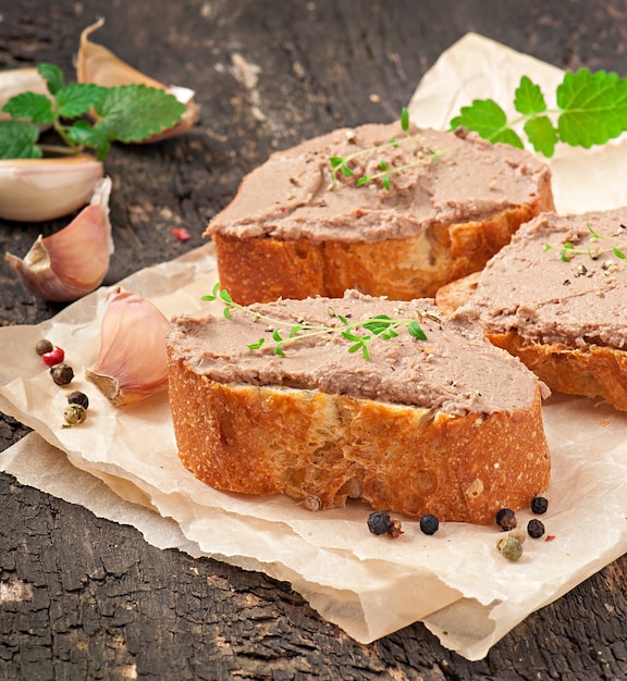 Pâté de foie de poulet fait maison snack de viande avec de la sarriette et des olives