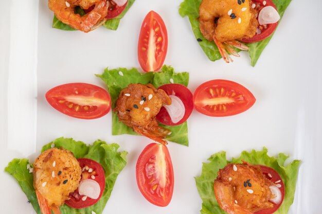 Pâte frite aux crevettes joliment disposée dans un plat blanc.