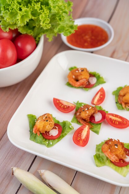 Pâte frite aux crevettes joliment disposée dans un plat blanc.