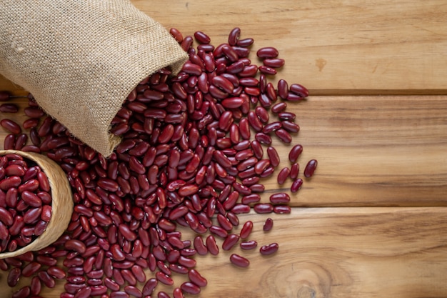 Photo gratuite pâte de haricots rouges sur un plancher de bois brun.