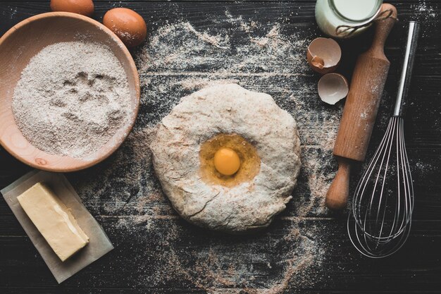 Pâte avec oeuf battu sur la table