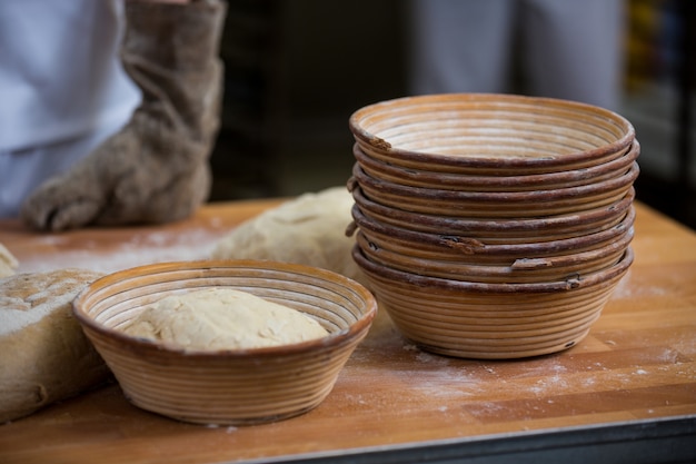 la pâte à pain dans un bol Raw