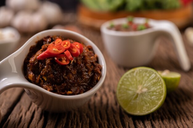 Pâte de piment Red Eye au citron et chili sur un plancher en bois.