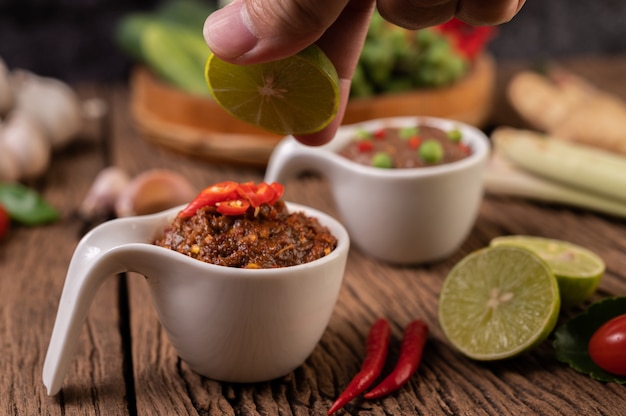 Pâte de piment Red Eye au citron et chili sur un plancher en bois.