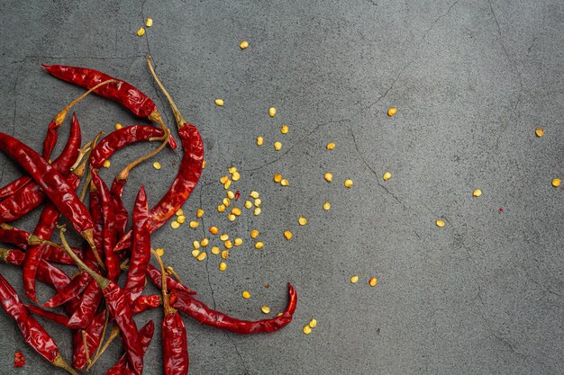 Pâte de piment rouge sur fond noir.