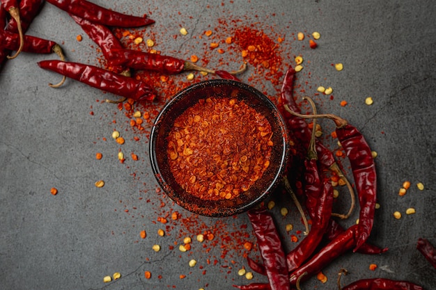 Pâte de piment rouge sur fond noir.