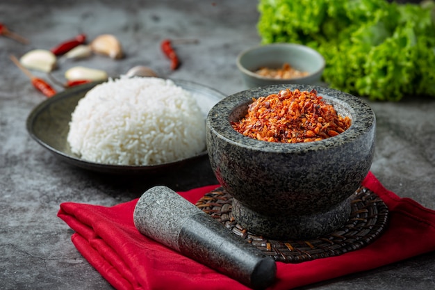 Pâte de porc croustillante mélangée à de beaux ingrédients décoratifs, cuisine thaïlandaise.