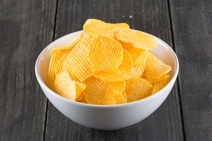 Photo gratuit pate de sel mince de pomme de terre ondulée