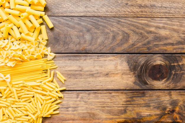 Pâtes assorties sur une table en bois