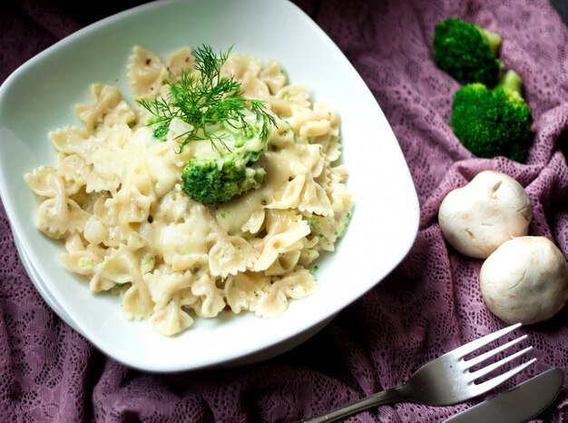 Pâtes au brocolli sur le dessus