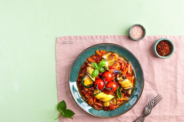 Photo gratuite pâtes de courgettes à la sauce rouge légumes sautés courgettes carottes oignons ail et tomates