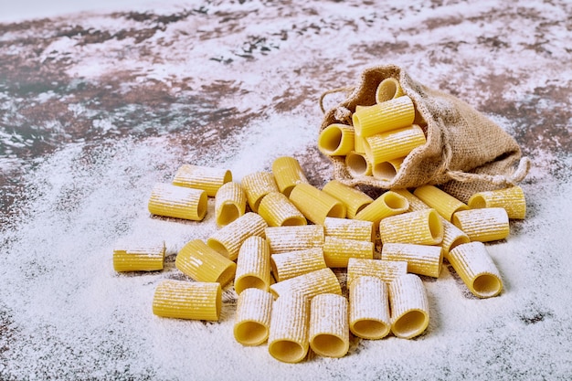 Pâtes Courtes Coupées Dans Un Sac Sur Une Surface Brune.