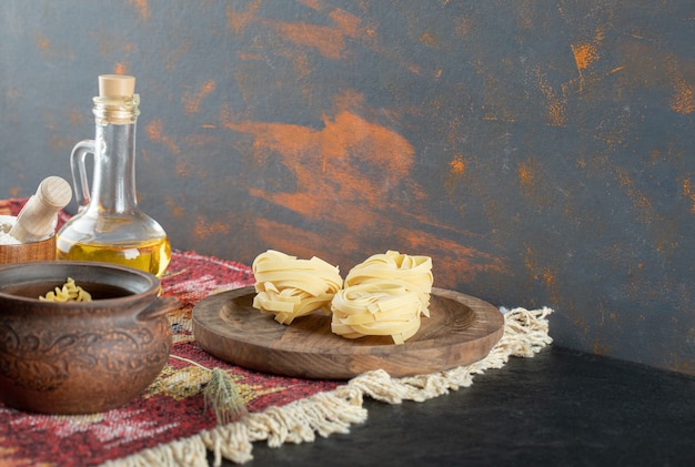 Pâtes crues en spirale en pot avec macaronis crus fettuccine