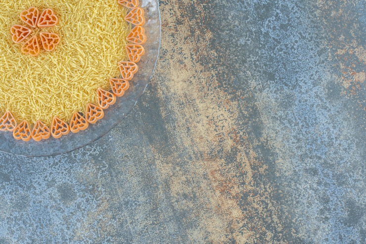 Photo gratuit pâtes dans un bol en verre, sur la surface en marbre.