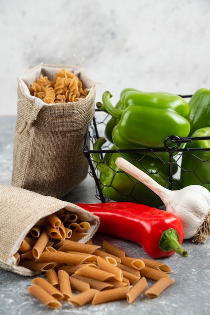 Pâtes dans un sac rustique avec piments et ail.