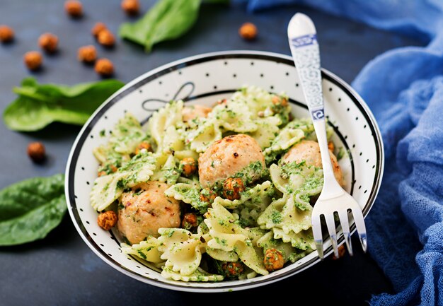 Pâtes farfalle aux boulettes de viande et sauce aux épinards avec pois chiches frits