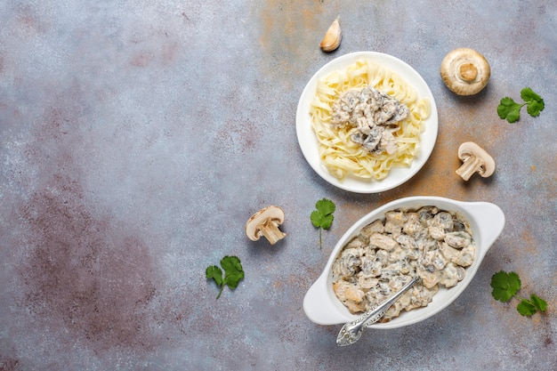 Photo gratuite pâtes fettucine au poulet et champignons, vue de dessus